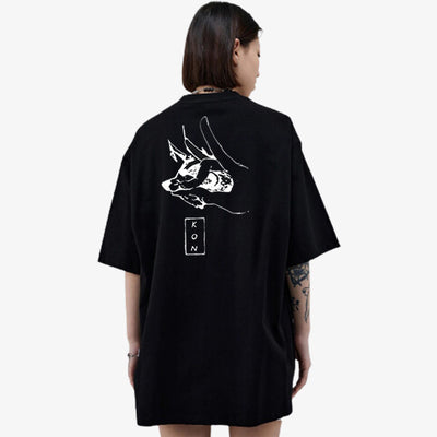 A Japanese woman from the back is dressed with a chainsaw man shirt. It's a black manga shirt made from cotton. The manga T-shirt is inspired by the manga chainsaw man. The fingers on the back allow Aki to call the demon Kitsune.