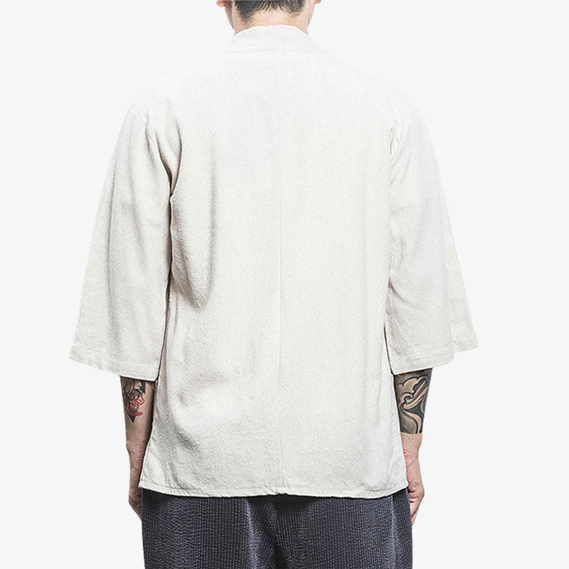 A man from the back is wearing a Jacket Kimono cardigan white. This is a traditional Japanese garment for men, worn over a t-shirt, kimono or yukata.