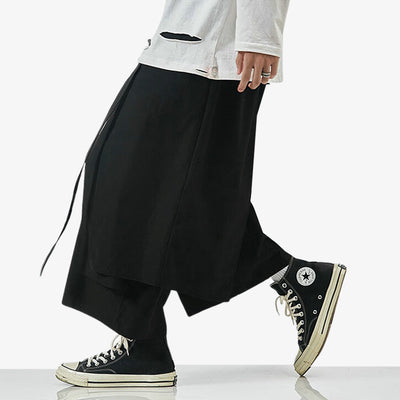 A streetwear and urban look with these black Japanese hakama pants. These Japaense pants are inspired by the traditional samurai kimono pants.