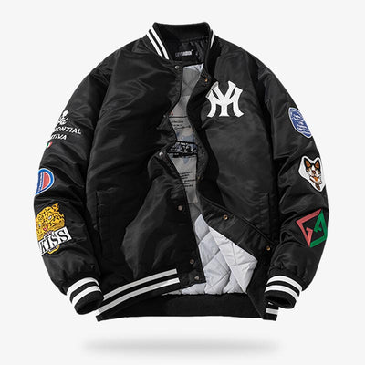 This coat is a Japanese baseball bomber jacket with the symbol of the New York baseball team. Logos are embroidered on the sleeves of the black jacket. Our Japanese baseball bomber jacket offers a stylish take on traditional sportswear, featuring iconic Japanese motifs.