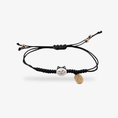 This japanese cat charm bracelet is black. It is a maneki neko bracelet made with macramé weaving and a kawaii cat head.