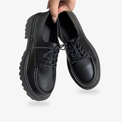 Thoses black Japanese school uniform shoes are crafted for a traditional japanese fashion outfit. The japanese student shoes are worn with a sailor fuku uniform or a Japanese dress