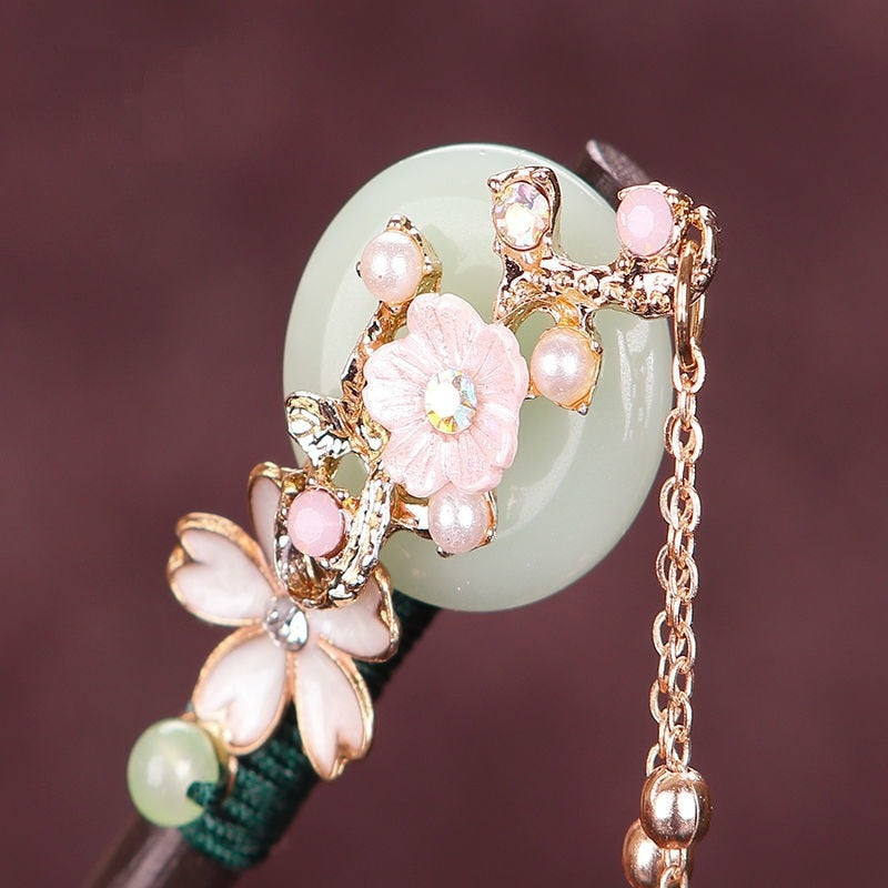 sakura kanzashi jewelry with sakura flowers and a pendant chain