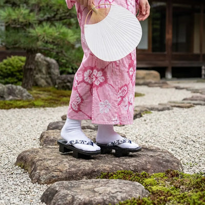 Sandal Japanese Wood worn with a pink kimono in a Japanese garden