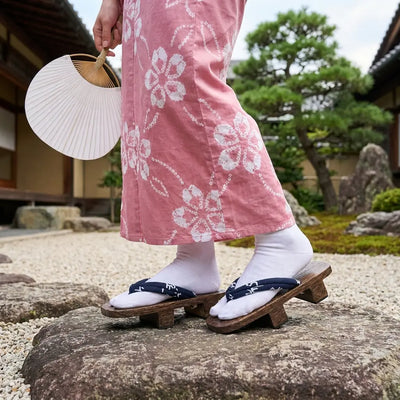 Sandal Traditional Japanese worn with a pink kimono in a Japanese garden