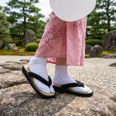 Sandals Japanese worn with a pink kimono in a Japanese garden