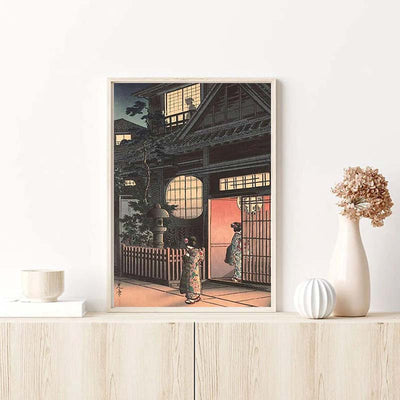 This deco object is an ukiyo-e art prints in the style of Japanese prints. Two geisha in kimono enter a traditional wooden house