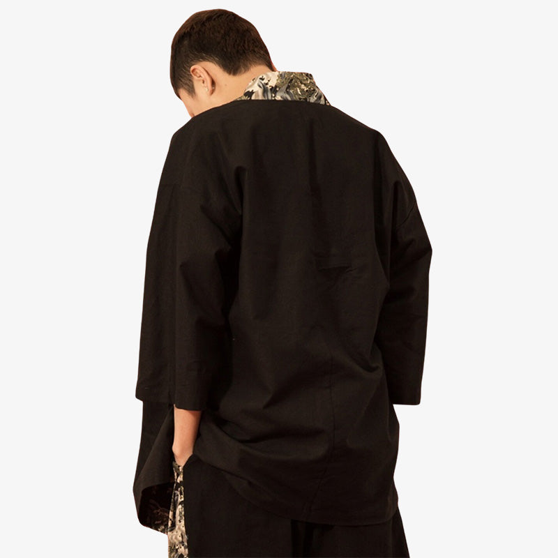 A Japanese man from behind is wearing a haori kimono jacket