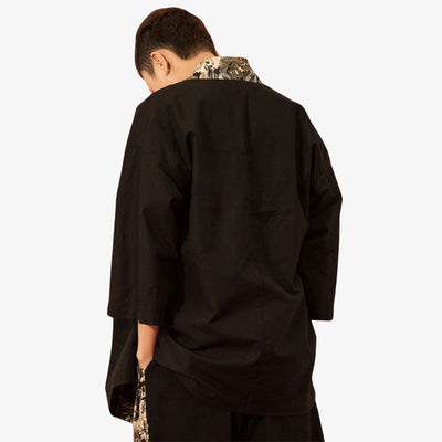 A Japanese man from behind is wearing a haori kimono jacket