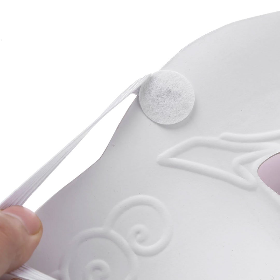 This white kitsune japanese mask is of good quality with a fine finish and an elastic band.