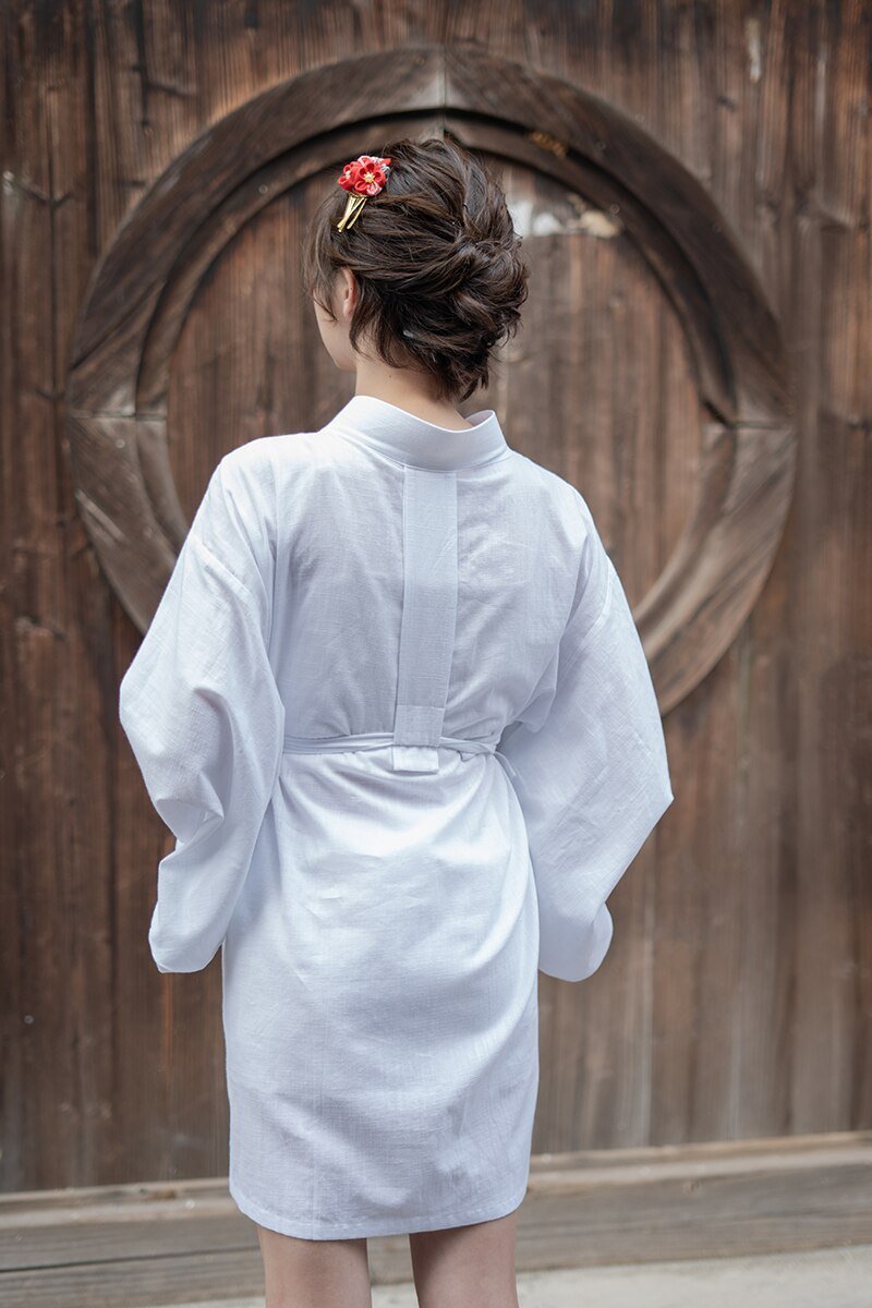 A women waring a long sleeve kimono japanese nagajuban